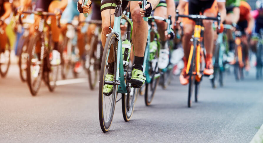 A rider can look strong in training but still struggle in races if they waste energy through poor positioning, hesitation, panic Cyclist racing in a fast group, showing how race positioning, decision-making and repeated surges can affect performance even when training fitness is strong.